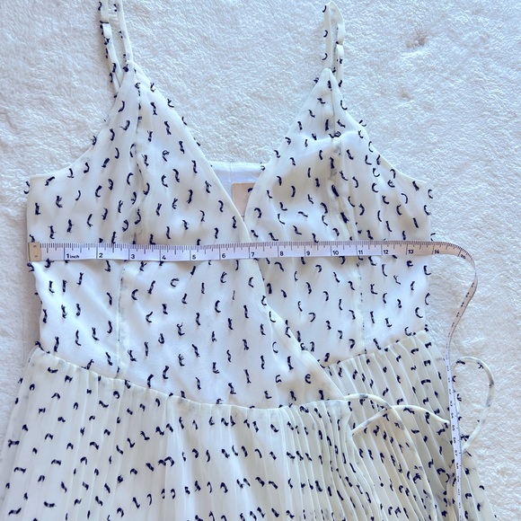 Pleated wrap around maxi dress by H&M 2019 collection by blogger - Picture 4 of 10